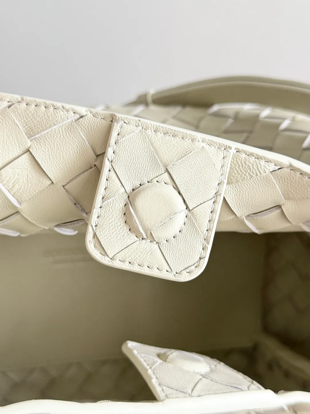 Batch 2060 BOTTEGA VENETA 2025 Autumn New Product Medium Parachuta The long-awaited new medium parachuta is here, with a unique appearance and iconic metal knots, and a whole piece of leather folds the four corners into a parachute shape! The exquisite Knot metal buckle is like putting jewelry on a bag. It is high-end and elegant. Its super capacity can hold all your things! The overall effect of this bag is very different from before. It is neither too delicate to provide a large capacity nor too bulky because of its practicality. It simply provides a perfectly suitable bag for casual and simple people👜 Style number: 835921 Size: 29.5*18.5*17.5cm